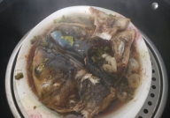清蒸鱼头的做法和步骤,简单美味,营养满分,掌握这些步骤轻松上桌