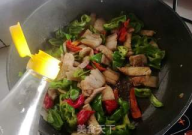 回锅肉的正确做法步骤,肥而不腻,香气扑鼻,家常美味教程