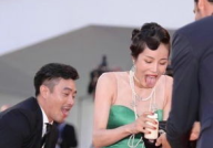 娱乐吃瓜女明星走红毯,娱乐女神走红毯，吃瓜群众热议焦点